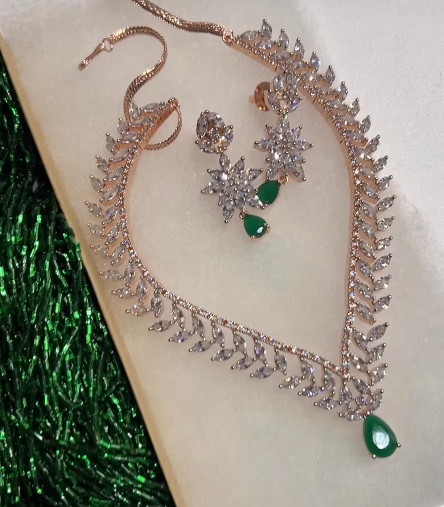 Gold, Diamonds and exclusive Emerald Necklace Set